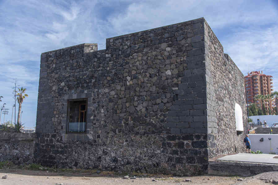 Tenerife 191 - Puerto de la Cruz - castillo de San Felipe.jpg
